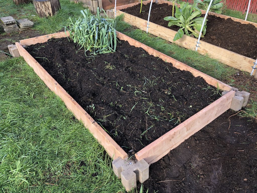 Raised garden bed
